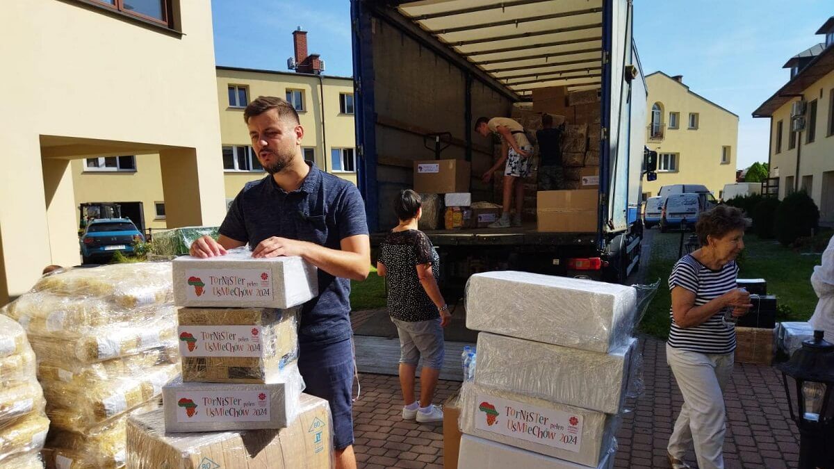 Załadunek tir pomoc humanitarna