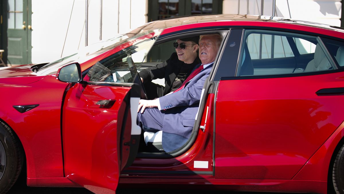 Elon Musk oraz Donald Trump w Tesli zaparkowanej przed Białym Do