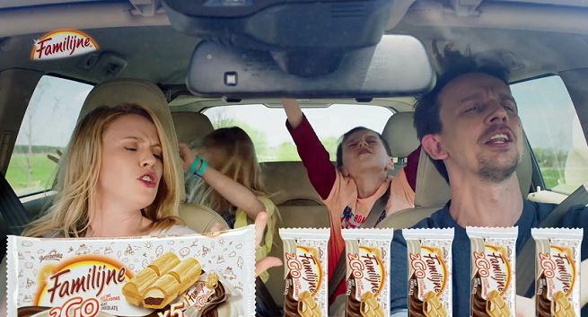 Rodzinne chrupanie i śpiewanie reklamuje wafelki Familijne 2GO (wideo)