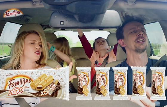 Rodzinne chrupanie i śpiewanie reklamuje wafelki Familijne 2GO (wideo)