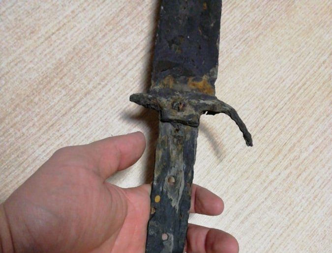 Znalazł średniowieczny miecz. Próba "naprawy" poszła tragicznie