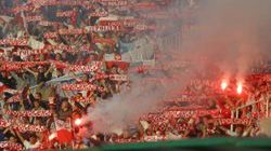 Polscy kibice na stadionie im. Ferenca Puskasa w Budapeszcie fetują bramkę zdobytą w 11 minucie meczu eliminacji ME 2004 przez Andrzeja Niedzielana