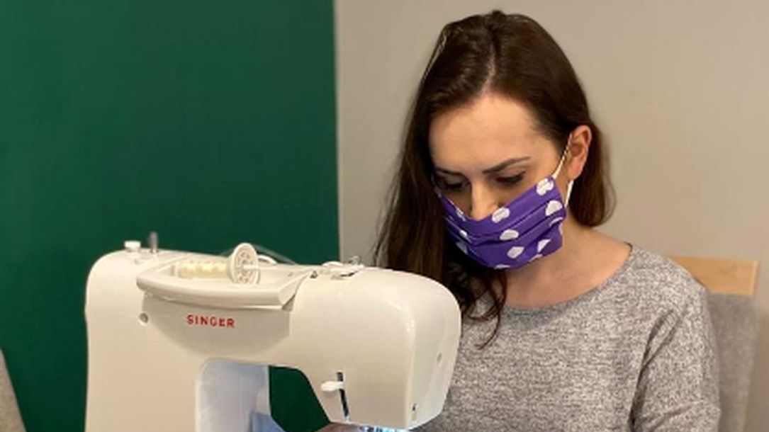 Pani Magdalena ze Szczecina wzięła sprawy w swoje ręce. Sama szyje maseczki ochronne.