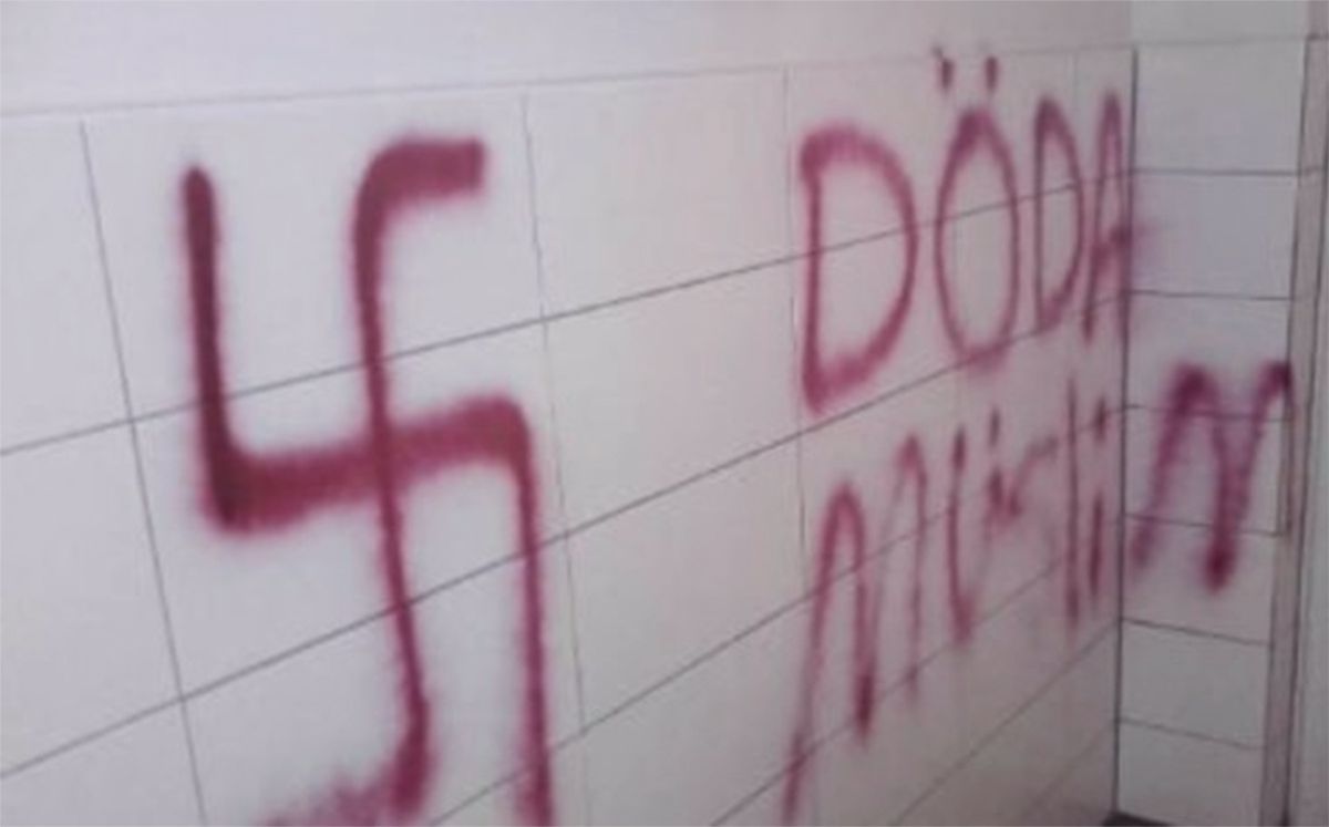 "Zabić muzułmanów". Swastyki na ścianach meczetu