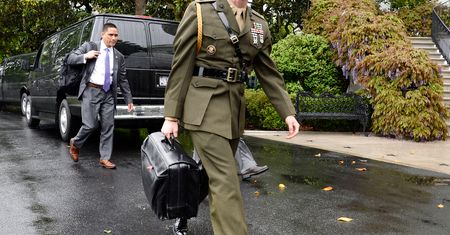 Atomowa teczka prezydenta USA powodem bójki z Chińczykami. "Ktoś nie dostał notatki"