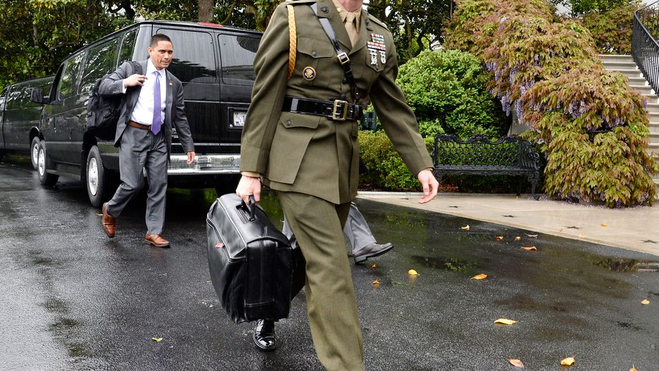 Żołnierz niesie teczkę z atomowymi kodami