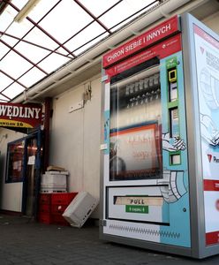 Koronawirus w Polsce. Na ulicach pojawiają się maseczkomaty