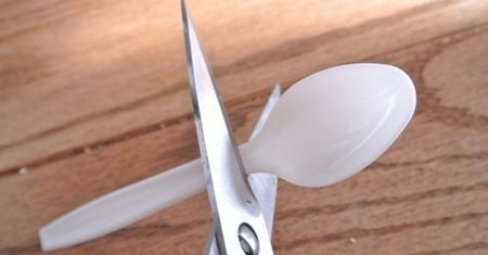 Odcięła końcówki plastikowych łyżeczek. Zrobiła z nich prostą do wykonania i piękną ozdobę na Święta
