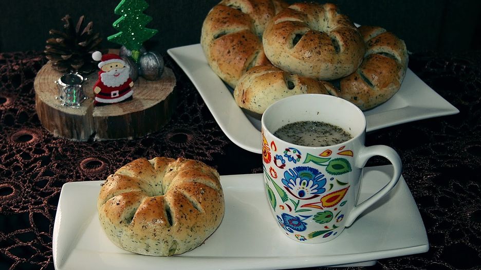 Drożdżowe wianuszki nadziane kiszoną kapustą z kurkami