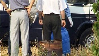 Policjanci zabezpieczają beczkę ze zwłokami noworodków