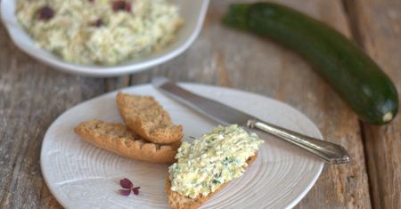 Pasta jajeczna z cukinią. Prosty przepis na śniadanie