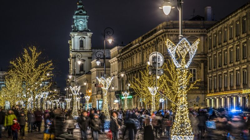 Warszawa. Świąteczna iluminacja na Trakcie Królewskim