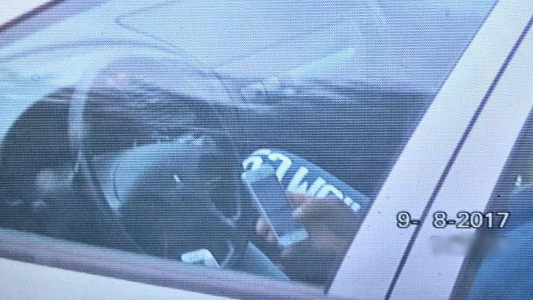 Ten mężczyzna używał dwóch telefonów w czasie jazdy