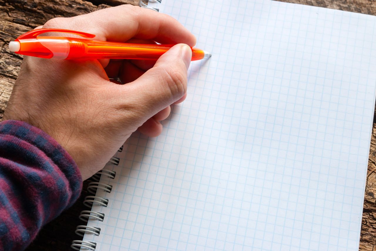 "Chcieli wbrew naturze wyprostować nas". Historie leworęcznych osób