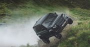 Land Rover Defender w "No time to die". Reklama w starym, dobrym stylu