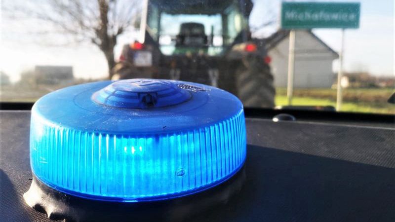 Wrocław. Kierowca traktora zatrzymany. "Nawdychałem się obornika, stąd mam chemię w organizmie"