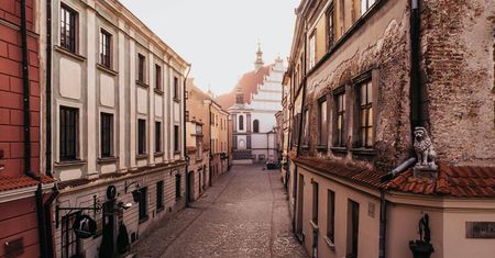Aktorzy czytający poezję z okien kamienic, tajemnicze skrzynie zagadek i wieczorny seans pod gwiazdami. Lublin z nowym festiwalem