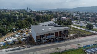Krzeszowice: Budowa basenu postępuje. Budynek zmienia się z tygodnia na tydzień. Powstaje kompleks pływalni