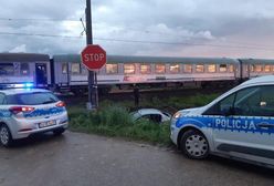 Zderzenie osobówki z pociągiem na niestrzeżonym przejeździe. Ruch wstrzymany