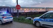 Zderzenie osobówki z pociągiem na niestrzeżonym przejeździe. Ruch wstrzymany