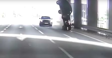 Wypadek jak z filmu akcji na S8 pod Warszawą. Samochód dosłownie wzbił się w powietrze