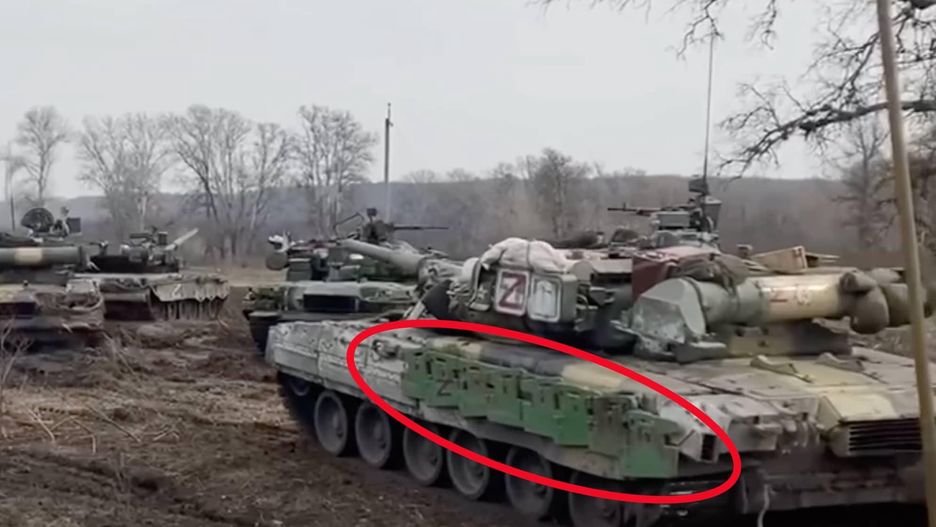 Rosyjski czołg T-80U wzmocniony obciążnikami do traktora.