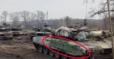 Desperacja Rosjan. Opancerzają czołgi T-80U obciążnikami do traktora