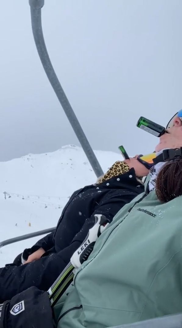 Tiktokerzy normalizują picie alkoholu na nartach