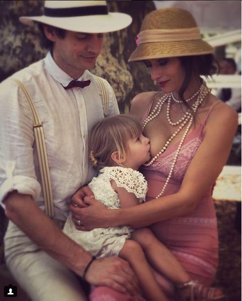 Reka nie wstydzi się karmić piersią córki