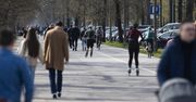 Na Błoniach jak na Krupówkach. Słoneczna pogoda ściągnęła tu na niedzielny spacer tłumy krakowian