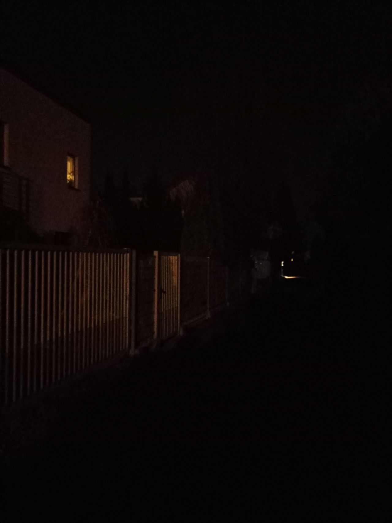 Ekstremalna nocna scena w trybie Zdjęcie (po lewej) i UltraNight