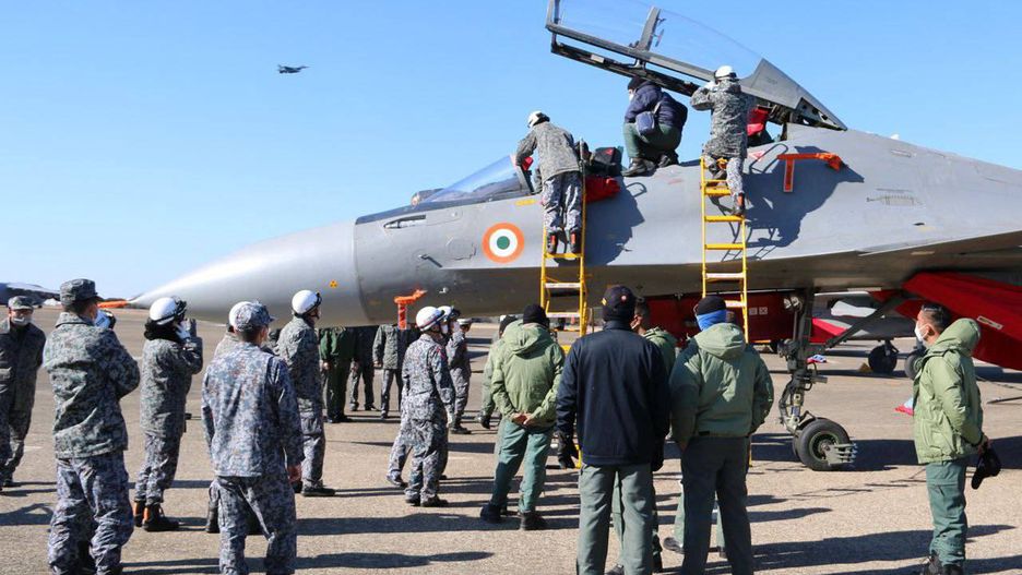 Japońscy piloci przyglądają się indyjskim Su-30MKI.
