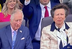 Usiadła dwa rzędy za księciem. Nie mogła nad sobą zapanować