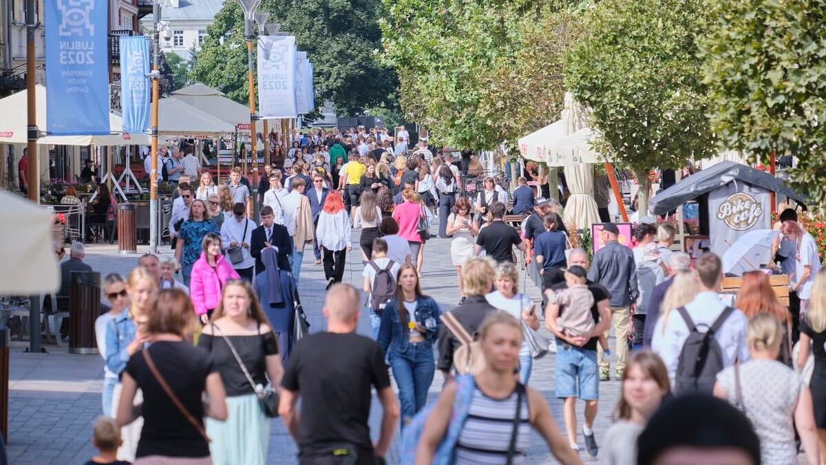 Tłum ludzi na deptaku w Lublinie