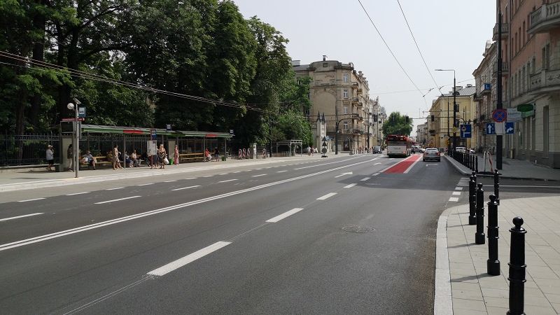 Przystanek autobusowy przy Ogrodzie Saskim na Al. Racławickich
