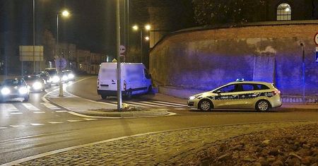 Kierowca zasłabł za kierownicą i uderzył w ogrodzenie. Nie udało się go uratować
