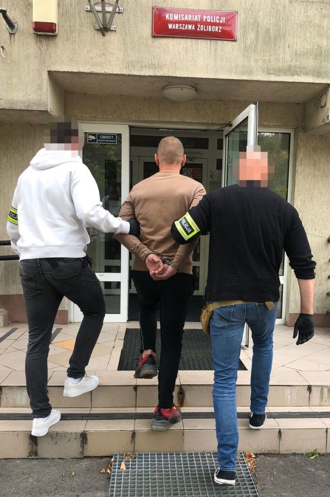 Warszawa: Nietrzeźwy 39-latek groził kobiecie i uderzył mężczyznę czekającego na pociąg metra