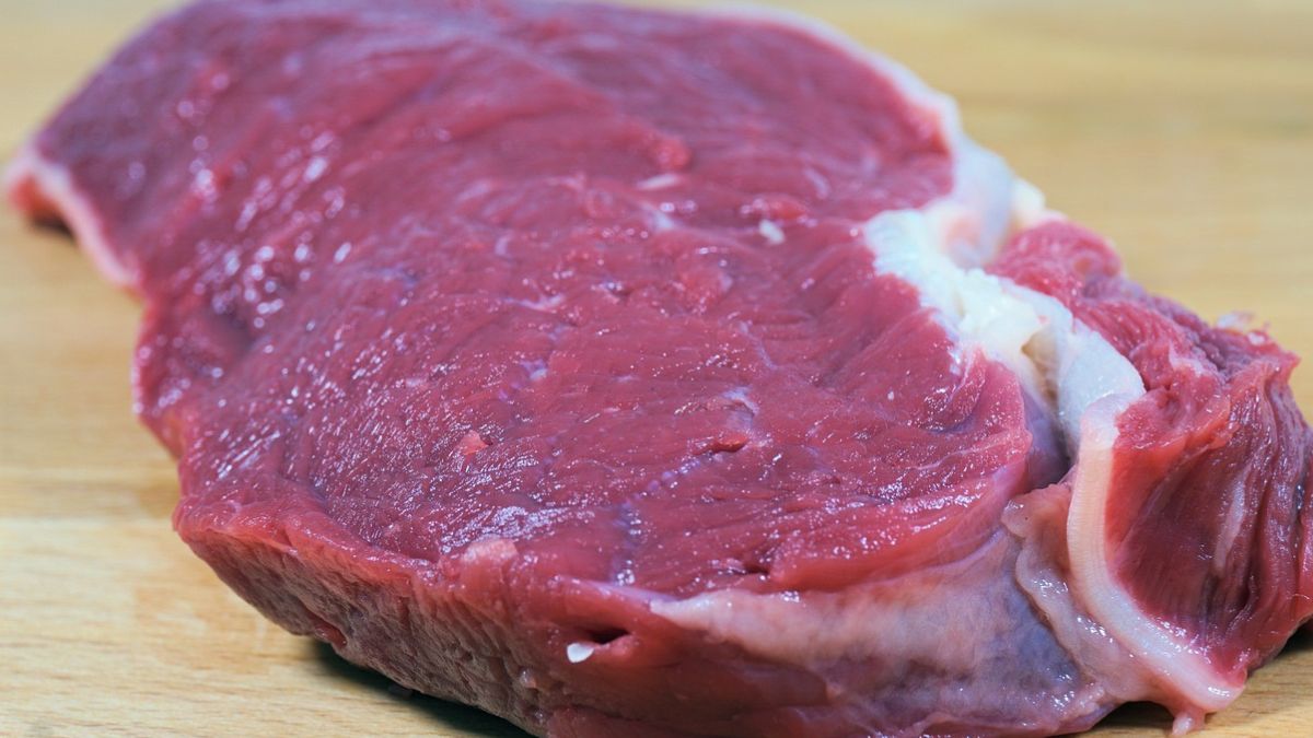 Moczenie w solance lub inaczej peklowanie to  metoda konserwowania mięsa