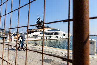 Oligarchowie nie czekają grzecznie na sankcje. Oto jak kombinują