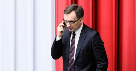 Krótki poradnik zatrzymywania ludzi. Dedykowany Zbigniewowi Ziobrze [OPINIA]