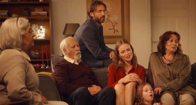 Sąsiedzka wizyta u staruszki w spocie Orange na Boże Narodzenie (wideo)