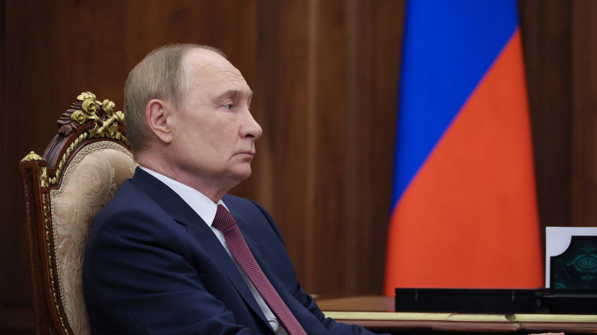 Russian President Vladimir Putin meets with Rostov Region Acting Governor Yury Slyusar at the Kremlin in Moscow, Russia, 18 August 2025. EPA/VYACHESLAV PROKOFYEV / SPUTNIK / KREMLIN POOL MANDATORY CREDIT Dostawca: PAP/EPA.