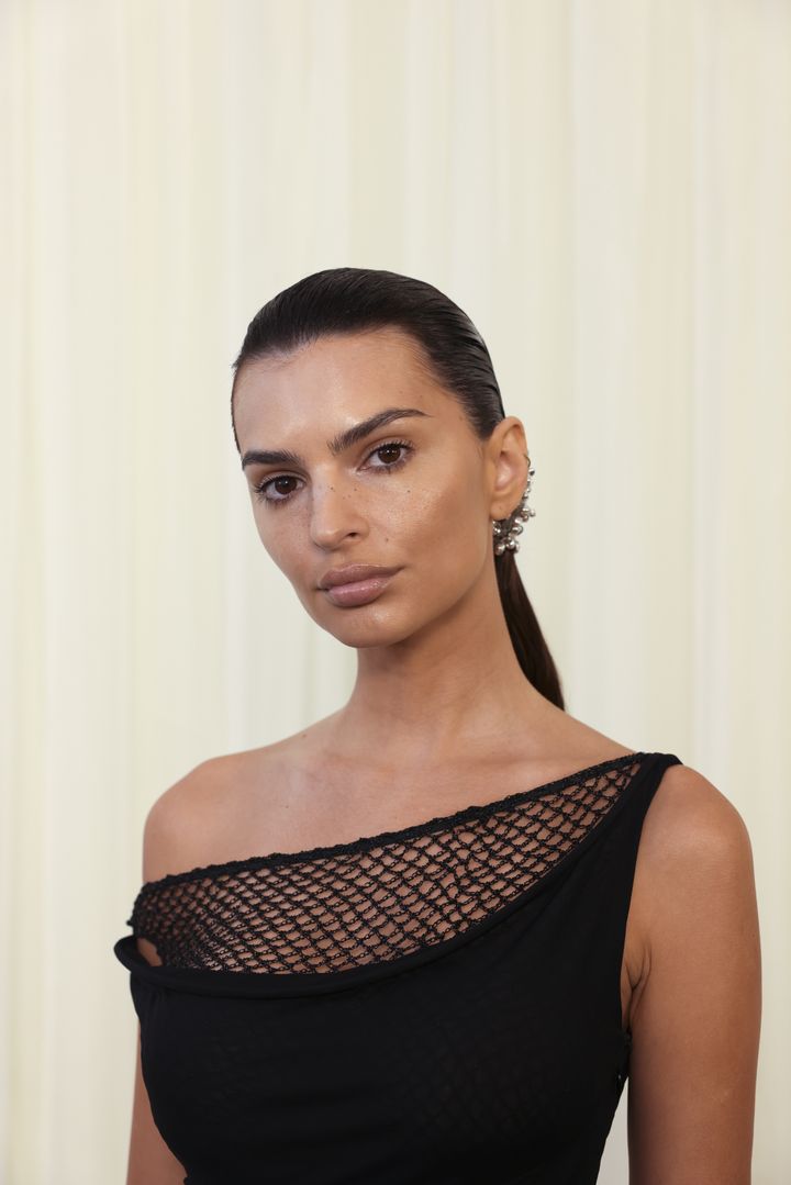 Emily Ratajkowski za kulisami pokazu Tory Burch