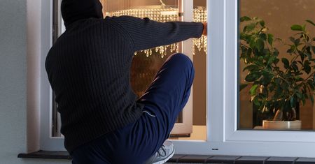 Tajne znaki włamywaczy. Jak rozpoznać sygnały i chronić swój dom?