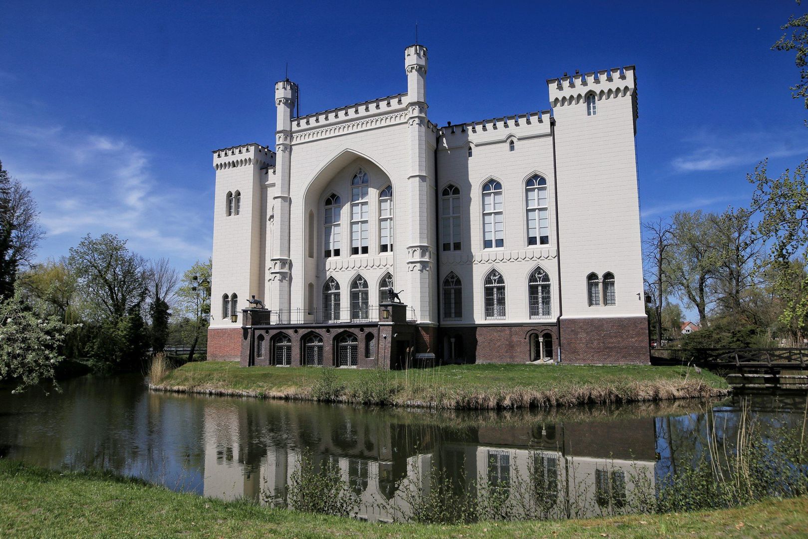 W zamku znajduje się unikalna Biblioteka Kórnicka, jedna z największych i najcenniejszych w Polsce.Park przyzamkowy, zwany Arboretum, to jeden z najstarszych i największych ogrodów dendrologicznych w Polsce.Zamek jest miejscem licznych legend, m.in. o Białej Damie, duchu Teofili z Działyńskich Szołdrskiej-Potulickiej.