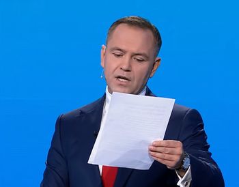 Debata prezydencka. Karol Nawrocki nagle wyjął kartkę