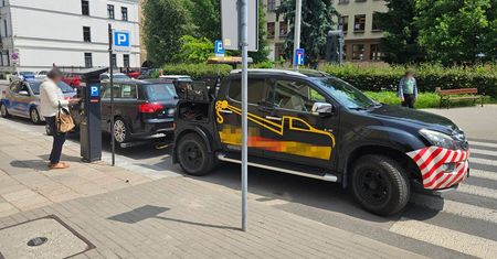 Zaparkował zbyt blisko przejścia dla pieszych. Zdarzyło się to, co nieuniknione (zdjęcia)