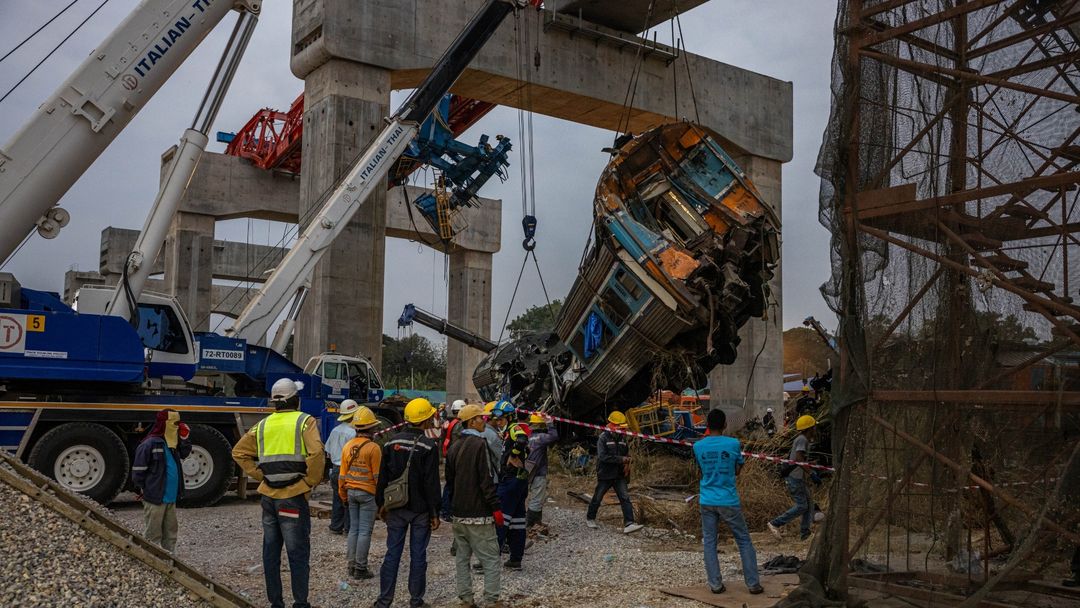 wiadomości,aktualności,WP Wiadomości Tragiczne sceny w Tajlandii. Dźwig runął na pociąg. Nie żyją 32 osoby