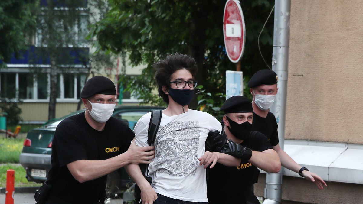 Na Białorusi trwają aresztowania przeciwników prezydenta. Na zdjęciu jeden z klientów sklepu z koszulkami krytykującymi Łukaszenkę.