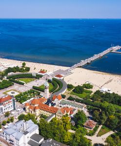 Sopot. Na plaży pojawiła się rura, która jest oblegana przez turystów